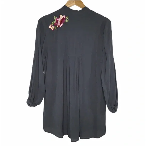 Soft Surroundings Gray Pintuck Floral Embroidered Tunic Blouse M - Picture 4 of 7
